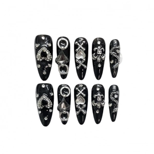 Schwarze Gothic-Stiletto-Klebenägel mit silbernen Metallanhängern und Strasssteinen