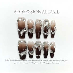Faux ongles faits main dégradé marron avec nœud argenté et papillon 3D perlé