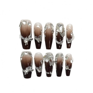 Faux ongles faits main dégradé marron avec chaîne argentée et strass papillon