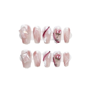 Unghie finte fatte a mano Mohe Rose con texture marmo rosa e accenti floreali 3D