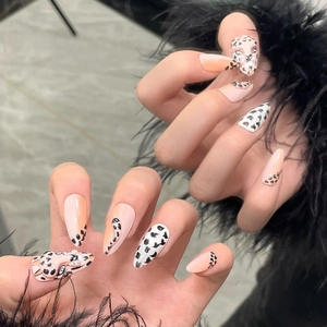 Faux ongles faits main motif léopard avec sculpture 3D tête de léopard et motifs de cœur