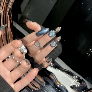 Handgefertigte Cat-Eye Kunstnägel mit blauen Glitzer-Feuerwerken und Edelsteinen