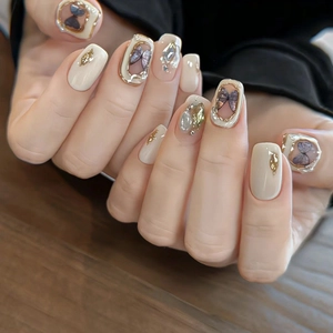 Faux Ongles Faits à la Main Papillon Baroque Blanc Crème Künstliche Perle Strass Élégant Style Carré Rond pour Femme Ongles de Fête