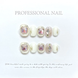Faux ongles baroques avec papillons 3D, perles et strass sur pointes blanc crème et rose