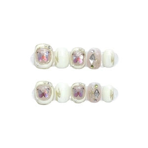 Faux ongles baroques avec relief papillon, perles et strass en ton beige et rose