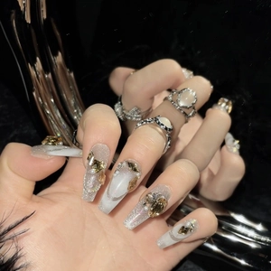Faux ongles faits main argentés pailletés avec gemmes ambrées et perles élégantes