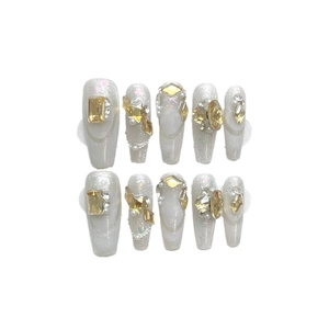 Faux ongles cercueil faits main avec paillettes dorées, strass et perles de luxe