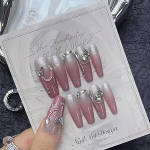 Rosa-silberne Cat-Eye-Press-on-Nägel mit 3D-Schleifen, Ketten und Perlenverzierung