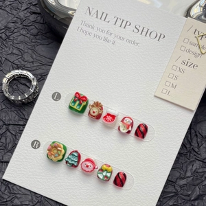 Faux ongles de Noël pour filles avec des motifs de Père Noël et de rennes