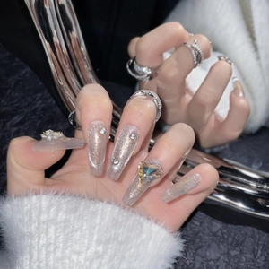 Unghie finte lunghe ballerina fatte a mano con effetto cat-eye argento e zircone cuore