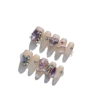 Faux ongles dégradé rose avec serpent blanc 3D et breloques en zircone en cœur