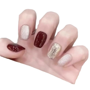 Handgefertigte burgunderrote Katzenaugen-Nägel mit Blattgold und Glitzer-Finish