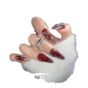 Dunkelrote und lila Glitzer-Aufklebenägel mit 3D-Herz und Kettendesign