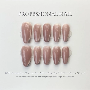 Faux ongles rose nude effet œil de chat avec pointes french à paillettes argentées