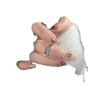 Faux ongles dégradé marron Maillard avec feuilles d'or et nœud papillon 3D