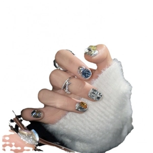Faux ongles faits main étincelants avec gemmes bleues et bague croisée multicouche argent
