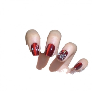 Kurze weinrote Cat-Eye Press-on Nägel mit luxuriösen Perlen und Goldsternen