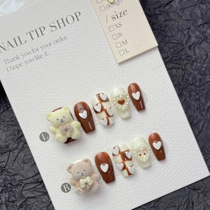 Faux ongles faits main marron et crème avec oursons 3D et détails de coeurs