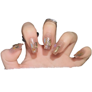 Unghie finte quadrate aurora rosa nude con glitter champagne e decorazioni dorate