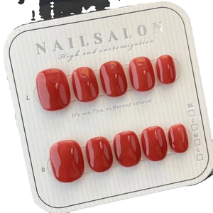 Set di 10 unghie finte rosse lucide su una scheda di presentazione bianca di marca