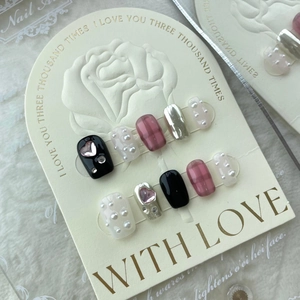 Faux ongles à presser à carreaux roses et noirs avec cœurs 3D, perles et fini miroir