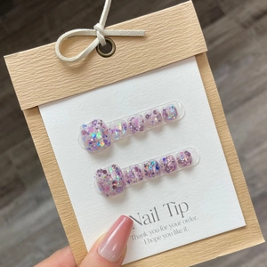 Faux ongles d'orteils lavande scintillants avec de grosses paillettes holographiques