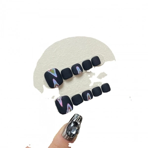 Faux ongles d'orteils noir mat avec motifs flammes irisés et décoration de gemmes