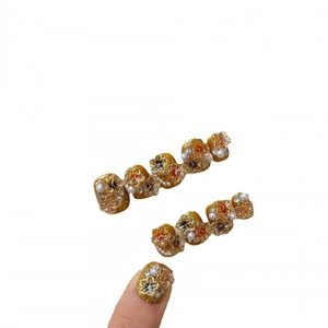 Faux ongles faits main avec fleurs de cerisier 3D, bordure dorée et perles blanches