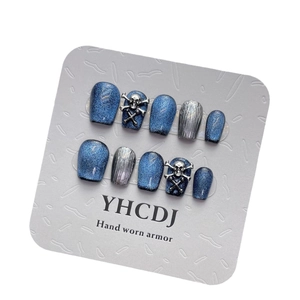 Handgefertigte dunkelblaue Katzenauge-Kunstnägel mit Totenkopf und Metallic-Folie