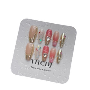 Set di unghie finte fatte a mano con bordi oro champagne e strass a cuore in 3D