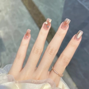 Faux ongles faits main avec dégradé ambre, relief de cœur 3D et strass