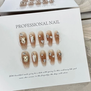 Faux ongles faits main dégradé marron avec cœurs dorés 3D et strass chic