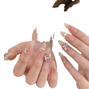 Faux ongles faits main dégradés avec nœuds 3D, cœurs roses et détails perles