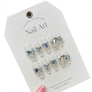 Faux ongles faits main effet verre dégradé avec strass bleus et pierres de cœur
