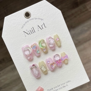 Faux ongles faits main mocha avec diamants, étoiles 3D et papillons aux tons pastels