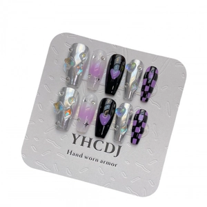 Faux ongles faits main damier violet et noir avec cœurs chromés argentés et strass