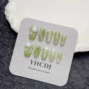 Faux ongles faits main vert clair avec roses 3D, papillons et strass brillants