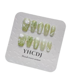 Faux ongles faits main vert clair avec roses 3D, papillons et strass brillants