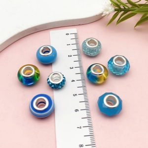 Set mit 8 blauen Harzperlen mit großen Löchern, verschiedenen Mustern und Silberkern