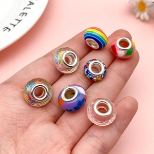Bunte Groblochperlen aus Harz mit Regenbogenstreifen und Blumenmuster für DIY-Schmucksets