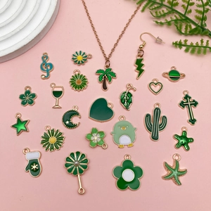 Set di ciondoli smaltati verdi con cactus palma e quadrifoglio per creazione gioielli DIY