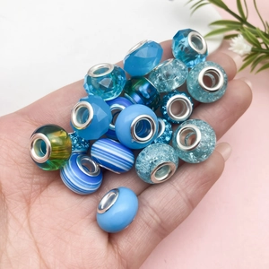 Vielzahl von blauen Harzperlen mit Facettenschliff und Metallkern für DIY-Armbänder