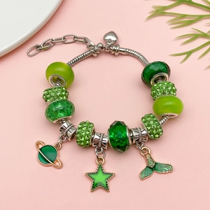 Pulsera de cadena de serpiente plateada con cuentas de resina verde y colgantes de estrella y sirena
