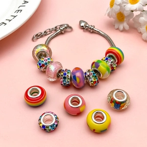 DIY Charm-Armband mit Regenbogen-Emaille-Perlen und bunten Harzsteinen auf Silberkette