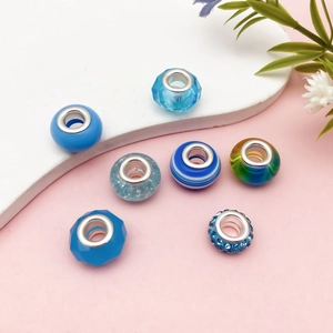 Makro-Detail von blauen Harzperlen mit Facettenschliff für DIY-Schmuckherstellung