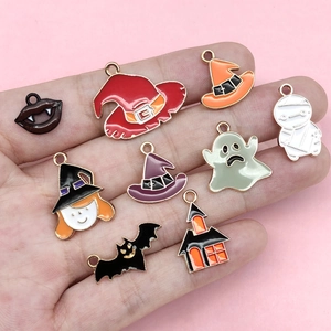 Halloween emaille hangers set met spoken en vleermuizen getoond op de hand voor schaal