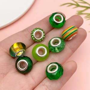 Cuentas de resina verde facetada con núcleo metálico para pulseras y collares artesanales