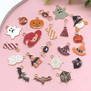 Halloween emaille legering bedels set met spoken, vleermuizen en pompoenen op roze basis