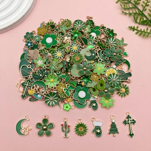 Dettaglio di ciondoli in smalto verde a forma di cactus e trifoglio per gioielli DIY