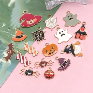 Detail van Halloween-bedeltjes met spoken en pompoenen voor het maken van DIY-sieraden